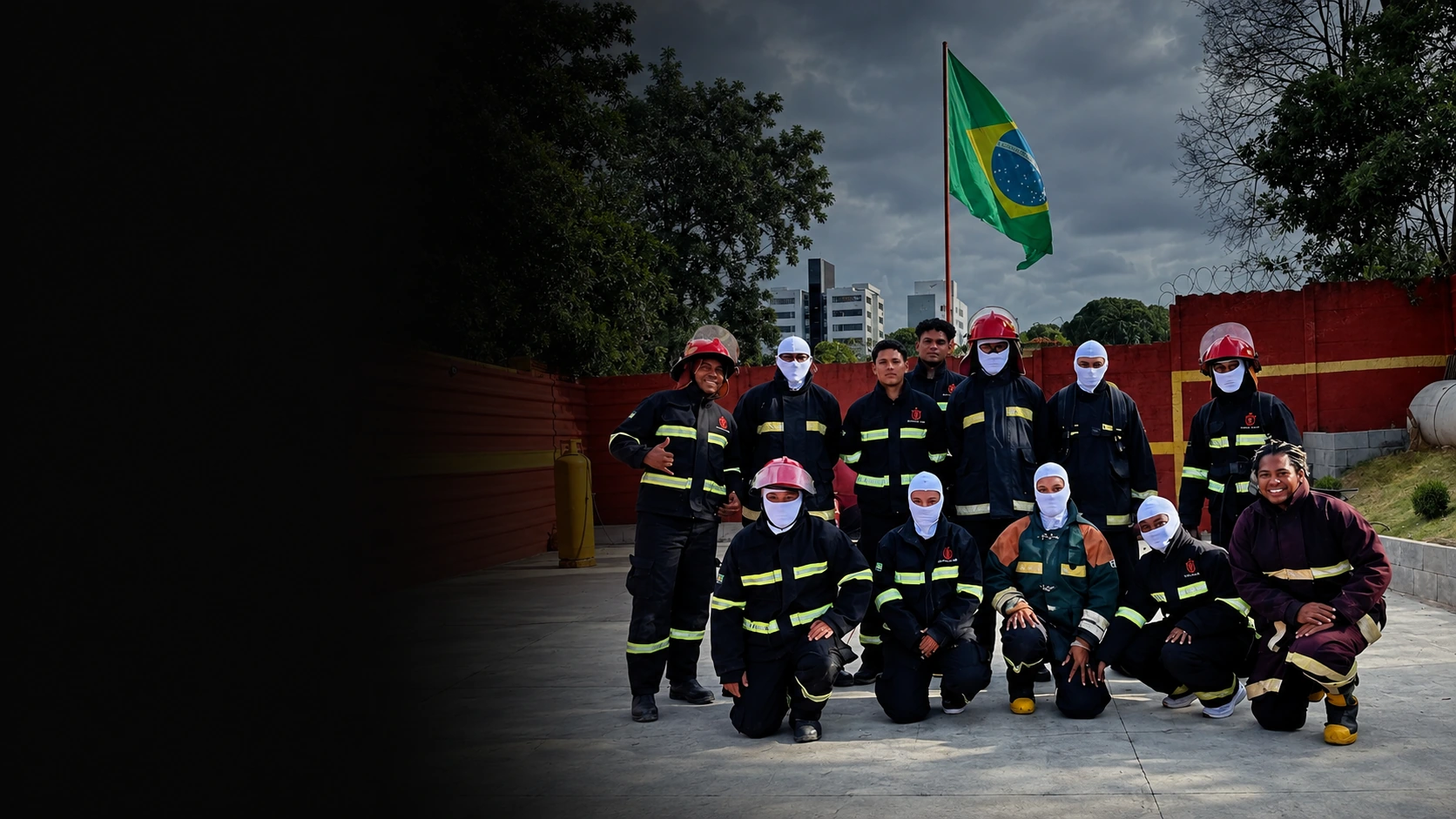 Composição a partir da foto original da turma da Brigada Betim, preservando o grupo com seus uniformes no pátio de treinamento e a bandeira do Brasil, com fundo integrado ao tema preto